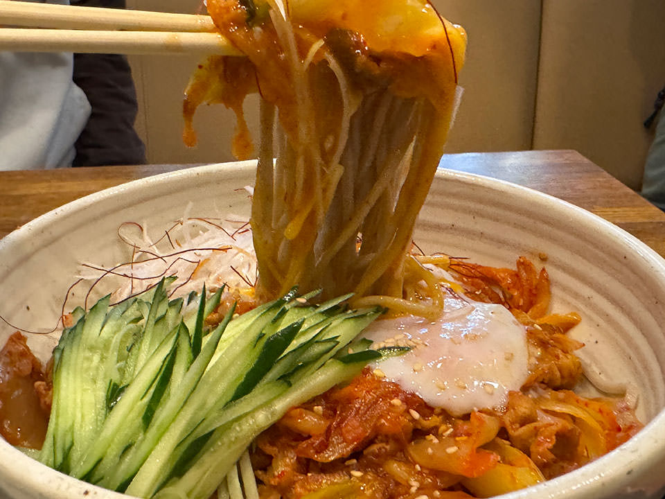 葱と豚キムチのぶっかけ蕎麦