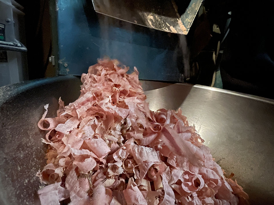 水1リットルに対して鰹節80グラム