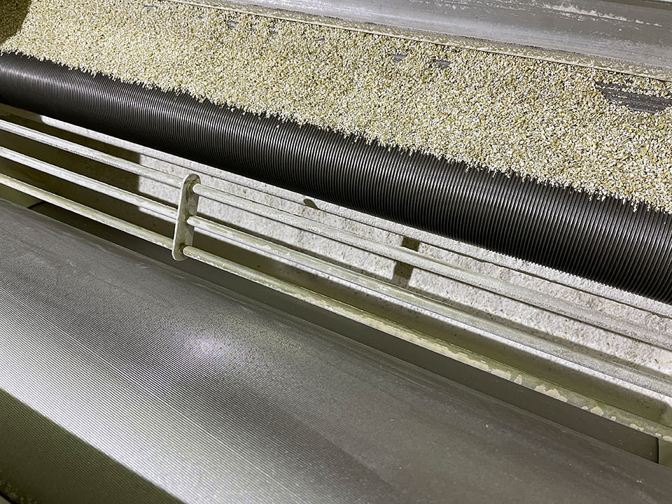 最初の工程では丸ヌキを四つ割りの状態に砕きます