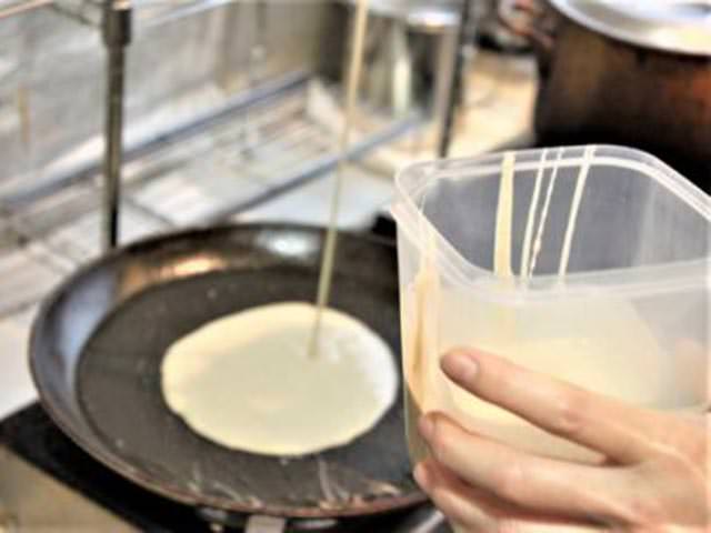 サラダ油をひき、フライパン弱火~強火で生地を広く薄く