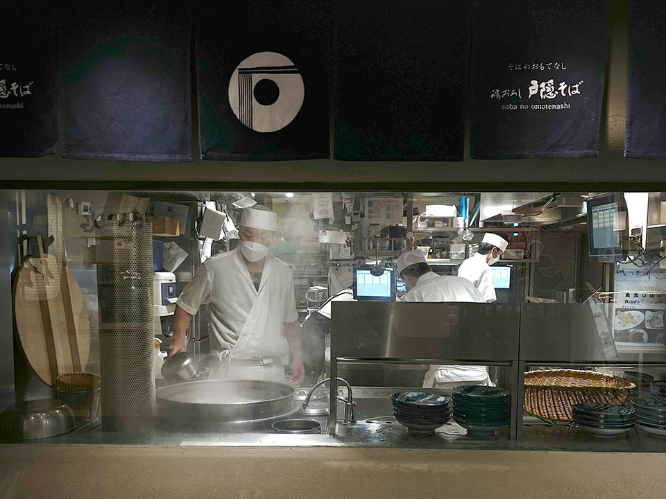 戸隠そばJR静岡駅店のオープンキッチン厨房