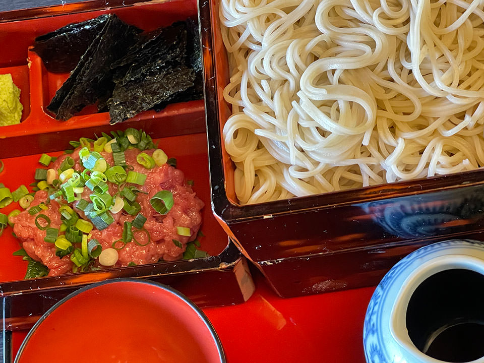 三段重鮪そば」
