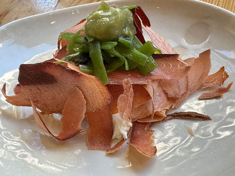 厚削り節とクリームチーズ葉わさび添え