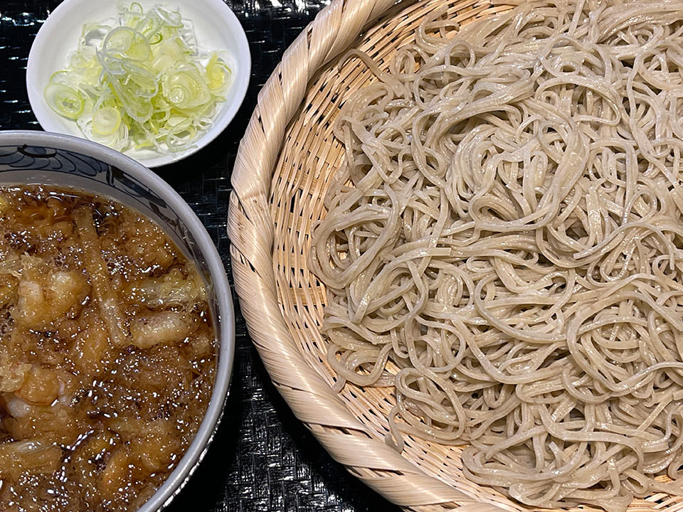 小エビの天ぷら温汁につけて食べるお蕎麦