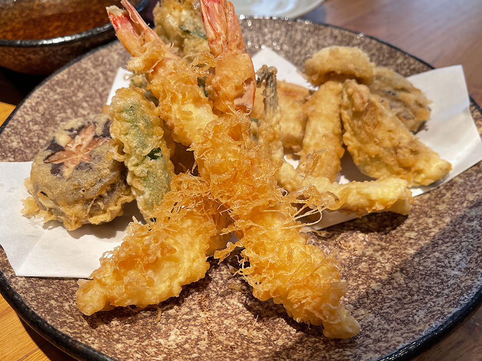 ししとうやその季節に合わせた食材を使用した天ぷら