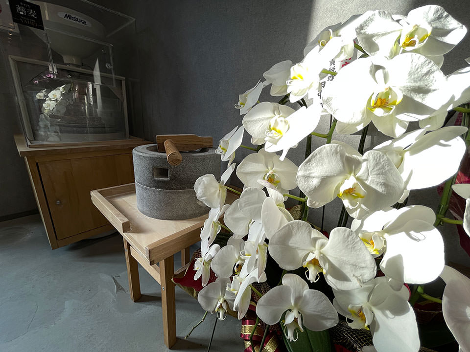 小型の自家製紛機と手挽きの石臼